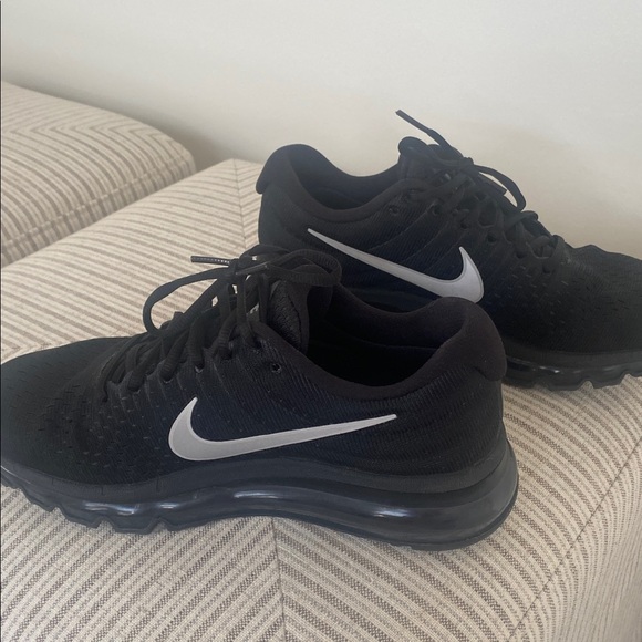 Black Nike sneakers 7.5 - Picture 4 of 4